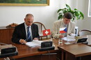 Náměstek ministra financí Ing. Tomáš Zídek a J. E. André Regli, velvyslanec Švýcarské konfederace v České republice, při podpisu Dohody o Blokovém grantu - Fondu pro nestátní neziskové organizace